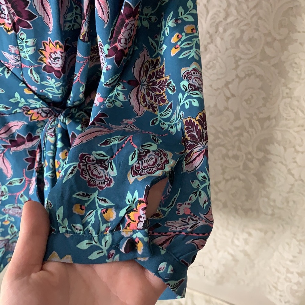 ❌SOLD❌Torrid Wrap Tunic Top Blue Floral - Picture 7 of 10